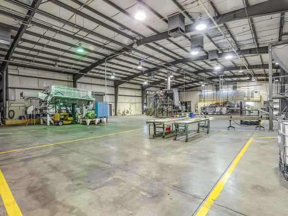 ±86,000 SF High Exposure Industrial Building on 2.42 Acres : 661 L St, Sanger, CA 93657